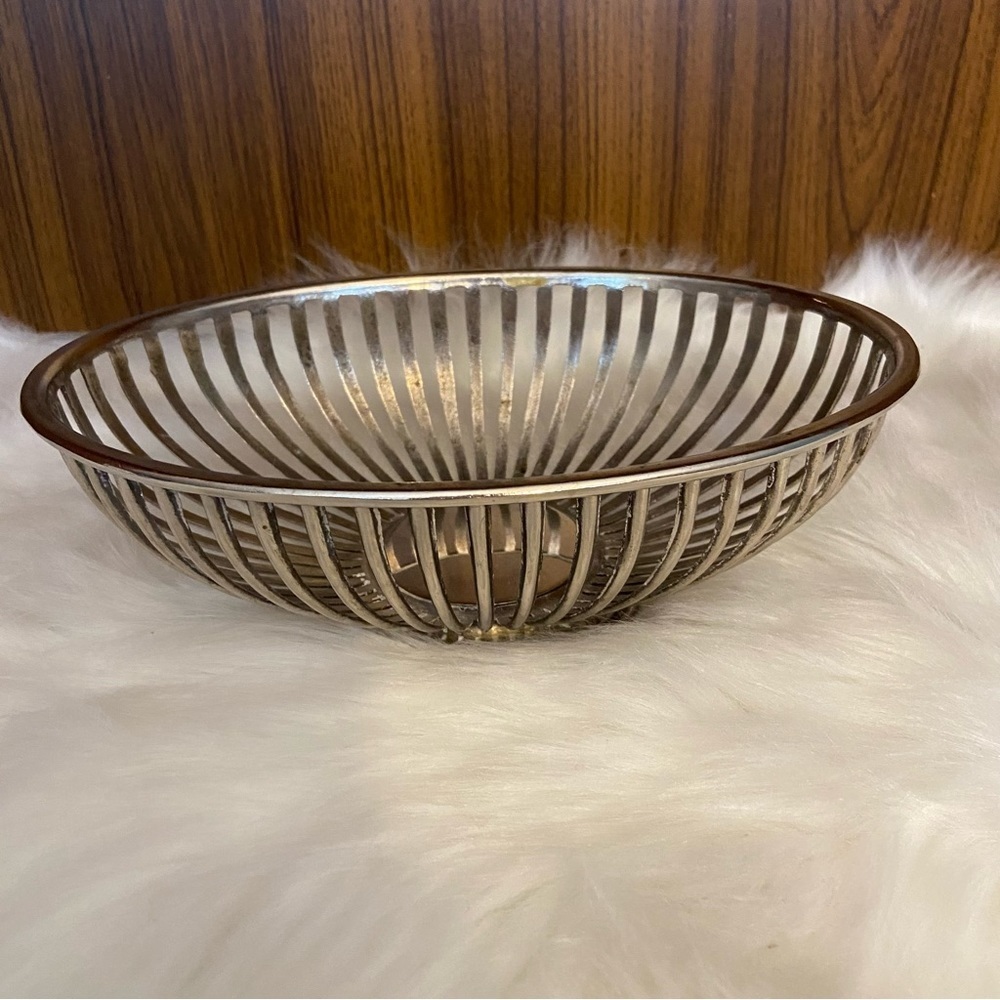 Vintage Silver  plated wire fruit basket made in‎ Hong Kong